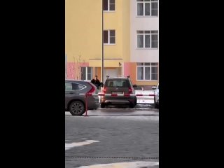 В жилом комплексе «Новая Кузнечиха» какой-то мужчина с ножом в руках громил и царапал автомобили.   По словам... (видео)