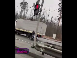 Показываем (и осуждаем), как легким мувом руля можно ловко удрать от питерского товарища майора восвояси    «Смотри,... (видео)