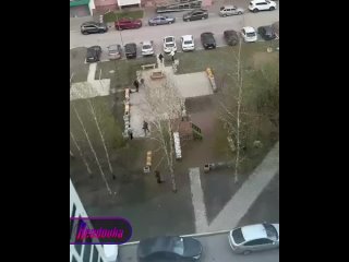 В Татарстане пьяные мужики устроили бой «стенка на стенку» со стрельбой во дворе многоэтажки    Взрослые мужики из... (видео)