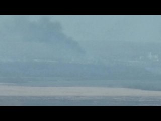 💨 СУДЖА В ДЫМУ    Появились кадры Суджи в Курской области за которую идут бои    Поднимается столб дыма от недавнего... (видео)