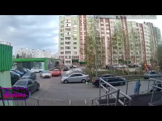 В Татарстане пьяные мужики устроили бой «стенка на стенку» со стрельбой во дворе многоэтажки    Взрослые мужики из... (видео)