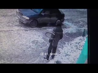 Екатеринбуржец оставил машину на парковке, а потом обнаружил ее разбитой. Всё произошло у дома на улице Победы, 94.   ... (видео)