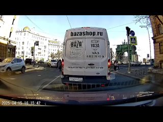 Вот такие водители, работающие в "Пассажиравтотрансе", колесят по нашим дорогам. Знаний ПДД - ноль, зато гонора - хоть... (видео)