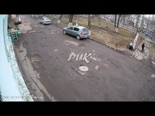 Момент удара ВСУ кассетными боеприпасами по прохожим у поликлиники в центре Горловки. Кадры 18+    Сегодня утром ВСУ... (видео)