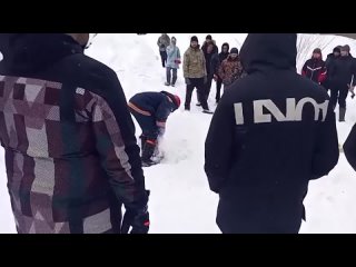 Мальчик 9 лет свалился под лед и утонул, катаясь с горки на тюбинге в Барнауле  В Барнауле дети катались на тюбинге... (видео)