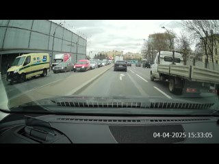 В Комаровском проезде водитель БМВ, ехавший к Большеохтинскому мосту, остановился на встречке и пошел гулять по своим... (видео)