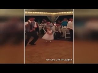 Танец 5-летней девочки в стиле Gangnam на свадьбе
