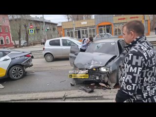 На перекрестке улиц Мира и Горбаня ДТП с участием нескольких автомобилей. Есть пострадавшие. На месте работает скорая... (видео)