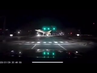 ⚫️ Из реки Потомак извлекают тела погибших: подробности столкновения пассажирского самолёта с военным вертолетом в США ... (видео)