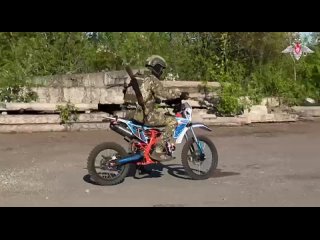 Волонтеры Народного фронта передали бойцам кроссовые мотоциклы    🤝 Военнослужащим 132-й гвардейской отдельной... (видео)