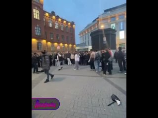 Петербургские гладиаторы: на арене у «Галереи» снова бои, однако на этот раз без танцев    Уличные баталии перед ТРК... (видео)