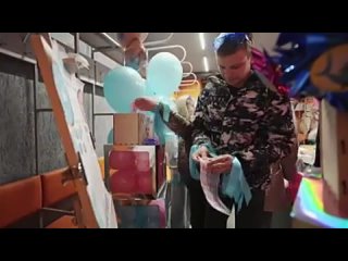 🍼В Ревде устроили гендер-пати на льду.  Будущие родители Михаил и Анна решили оригинально раскрыть пол ребенка — на... (видео)