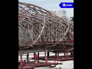 Так сейчас выглядит конструкция новой достопримечательности в Сочи. Этот мостик соединит пляж и набережную «Ривьеры» с... (видео)