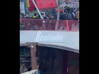 Девушка выпала из сидения во время катания на аттракционе в Бишкеке, а администрация парка выставила виноватой ее саму ... (видео)