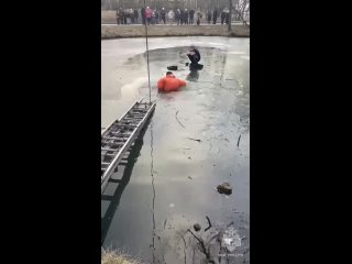 В Битцевском парке мальчик провалился под тонкий лед.   Ребенок не смог выбраться на берег самостоятельно, но сумел... (видео)