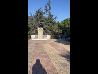 А вообще, парк сильно испортили. Раньше он был такой зелёный и красивый, как джунгли. А сейчас уничтожают всю зелёную... - Константин Батура