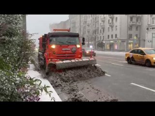 ❄ Городские службы устраняют последствия непогоды: очищают улицы, тротуары и дворы от снега.   Проводится сплошное... (видео)