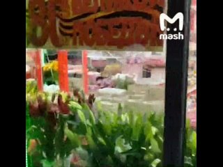 Во время атаки ВСУ обломки одного из беспилотников попали в жилой дом на Каширском шоссе.   Жители говорят, сначала... (видео)