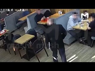 Семейка из Сыктывкара хитростью заманила в пиццерию папашу, который не платит алименты. Там его приняли приставы.   ... (видео)