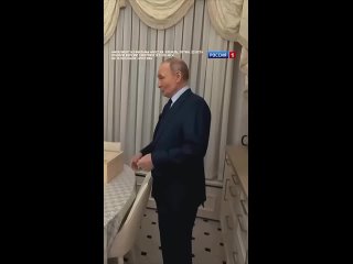 🥛 Жители России активно начали покупать кефир «Эковакино», который есть в холодильнике у Владимира Путина.   Во время... (видео)