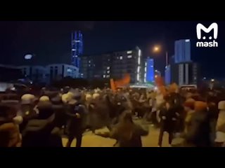 Десятки тысяч людей вновь вышли на улицы турецких городов в поддержку Экрема Имамоглу, которого на днях задержали.... (видео)