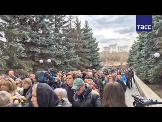 Прощание с военкором Анной Прокофьевой проходит в Москве на Троекуровском кладбище, передает корреспондент ТАСС: ... (видео)