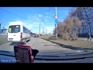 Балбес на Hyundai Creta проигнорировал все знаки и влез в боковой проезд вдоль проспекта Маршала Жукова навстречу... (видео)