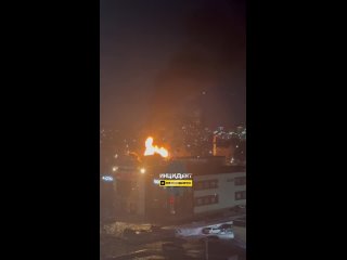 В Кировском районе Новосибирска вспыхнул двухэтажный частный дом  Поздним вечером в субботу, 19 апреля, в Кировском... (видео)
