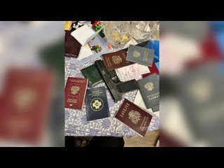 Сотрудники ФСБ накрыли банду, которая занималась легализацией иностранцев в России.  Группа задержанных изготавливала... (видео)