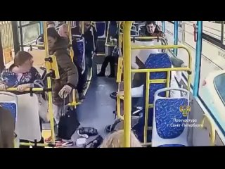 😱 Коляска с семимесячной девочкой упала в автобусе у д. 98 по Среднему проспекту В.О. Малышка получила серьёзные... (видео)