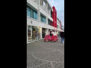 Ну ходят люди радостные, танцуют, поют. Что в этом плохого?..... - Елена Смирнова