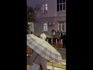 Нам пишут: "Огромное дерево рухнуло на автомобиль около прокуратуры города Сочи по улице Островского. Женщину из машины... (видео)