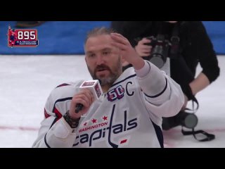 💪🇷🇺 «РУССКИЕ, МЫ СДЕЛАЛИ ЭТО»    Такой фразой Овечкин завершил свою речь после рекордной 895-й шайбы в регулярных... (видео)