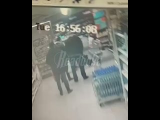 В Мурино бородач отпинал собаку и побил ее хозяйку из-за того, что девушка пришла в магазин с животным — в возбуждении... (видео)