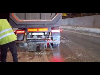 🚧 Заволжская дамба оказалась полностью заблокирована из-за ремонта дороги.  По той части дороги, которую оставили... (видео)