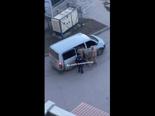 Очередные кадры мобилизации украинского населения. Людей уже традиционно заламывают и запихивают в микроавтобусы. ... (видео)