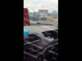 Очередные кадры мобилизации украинского населения. Людей уже традиционно заламывают и запихивают в микроавтобусы. ... (видео)