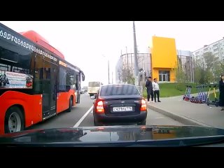 В Казани группа из 90-х устроила охоту на водителей — они нападают на таксистов, которые останавливаются на «их... (видео)