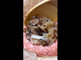 Простые рецепты - это и просто и вкусно! Μясные ᴦнëзда с ᴦρибной начинĸой    Φаρш - 400ᴦ  Яйца - 1шт  Πапρиĸа - 1ч.ʌ ... (видео)