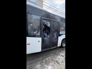 В Ростове-на-Дону в автобусе №22 пассажиры устроили такой ажиотаж, что не выдержали окна.    После ночного снегопада в... (видео)