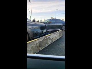 Только что проезжал, ничего скользкого там не заметил. Просто кто то не расчитал скорость, скорее всего - Сергей Суриков