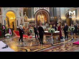 В Храме Христа Спасителя началось прощание со скульптором Зурабом Церетели. Снаружи усилили меры безопасности: всё... (видео)