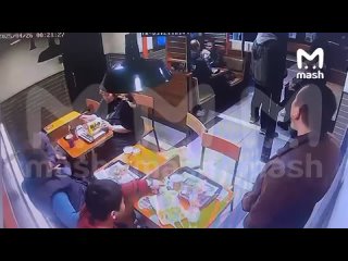 Трое посетителей фастфуд-кафе "Бургер-Кинг" в московском торговом центре "Шагал" изнасиловали девушку-инвалида в... (видео)