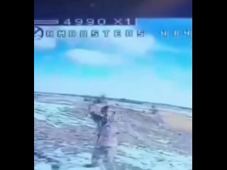 🔥 Сбил вражеский дрон своей рацией    Уникальные кадры попали на камеру беспилотника противника: В последний момент... (видео)