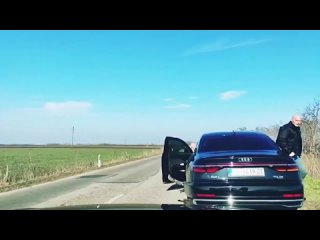 Вы что-то потеряли: от автомобиля президента Сербии Вучича на полном ходу отвалилось колесо  Инцидент произошел на... (видео)