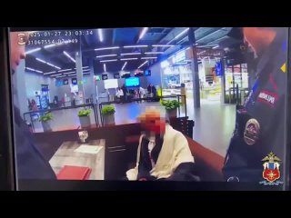 На Камчатке пьяная девушка покусала двух сотрудников транспортной полиции    В камчатском аэропорту дебоширка покусала... (видео)