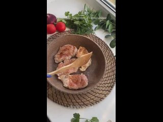 Куриная грудка с помидором и сыром в сливочном соусе   Ингредиенты: ▪1 куриная грудка(разделила на 2 части, потом... (видео)