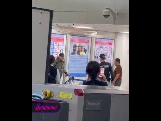 В аэропорту Алматы неадекватный мужик с ножом взял в заложники людей    В казахстанском аэропорту на внутреннем рейсе... (видео)