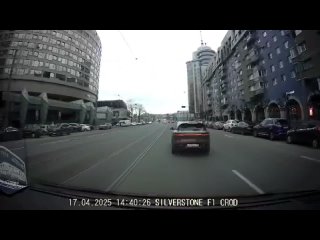 Почему дамы не смотрят по сторонам? Не предвидят ситуацию, разворачиваются не с трамвайных линий? Этому учат сейчас?... (видео)