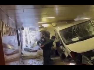 "Газель" сорвалась в подземный переход на западе столицы.   Авария случилась в переходе у станции метро "Парк Победы".... (видео)